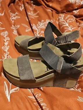 OTBT Gray Suede Platform Sandals with Elastic Back